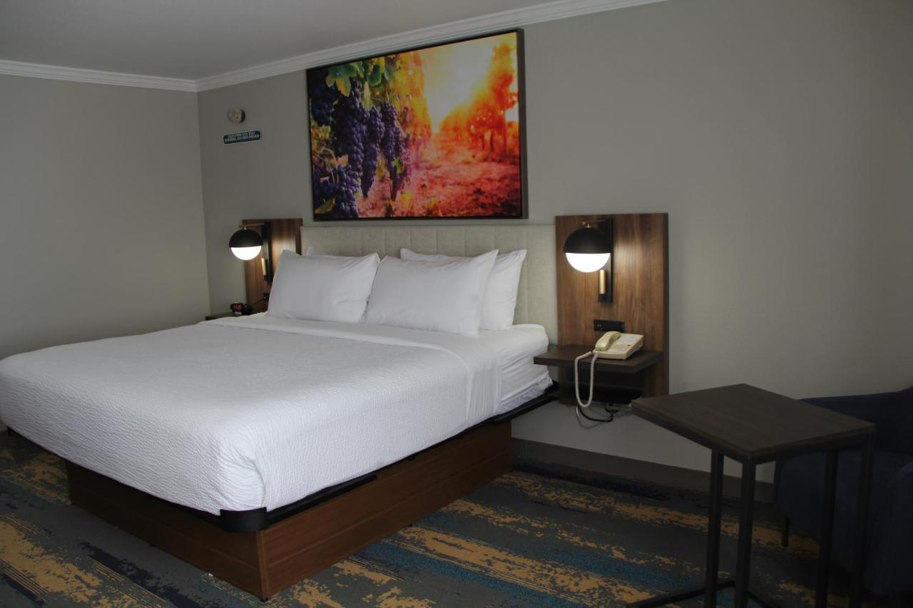 King Room with Roll-In Shower - Mobility Access/Non-Smoking at La Quinta Inn & Suites by Wyndham Yakima Downtown