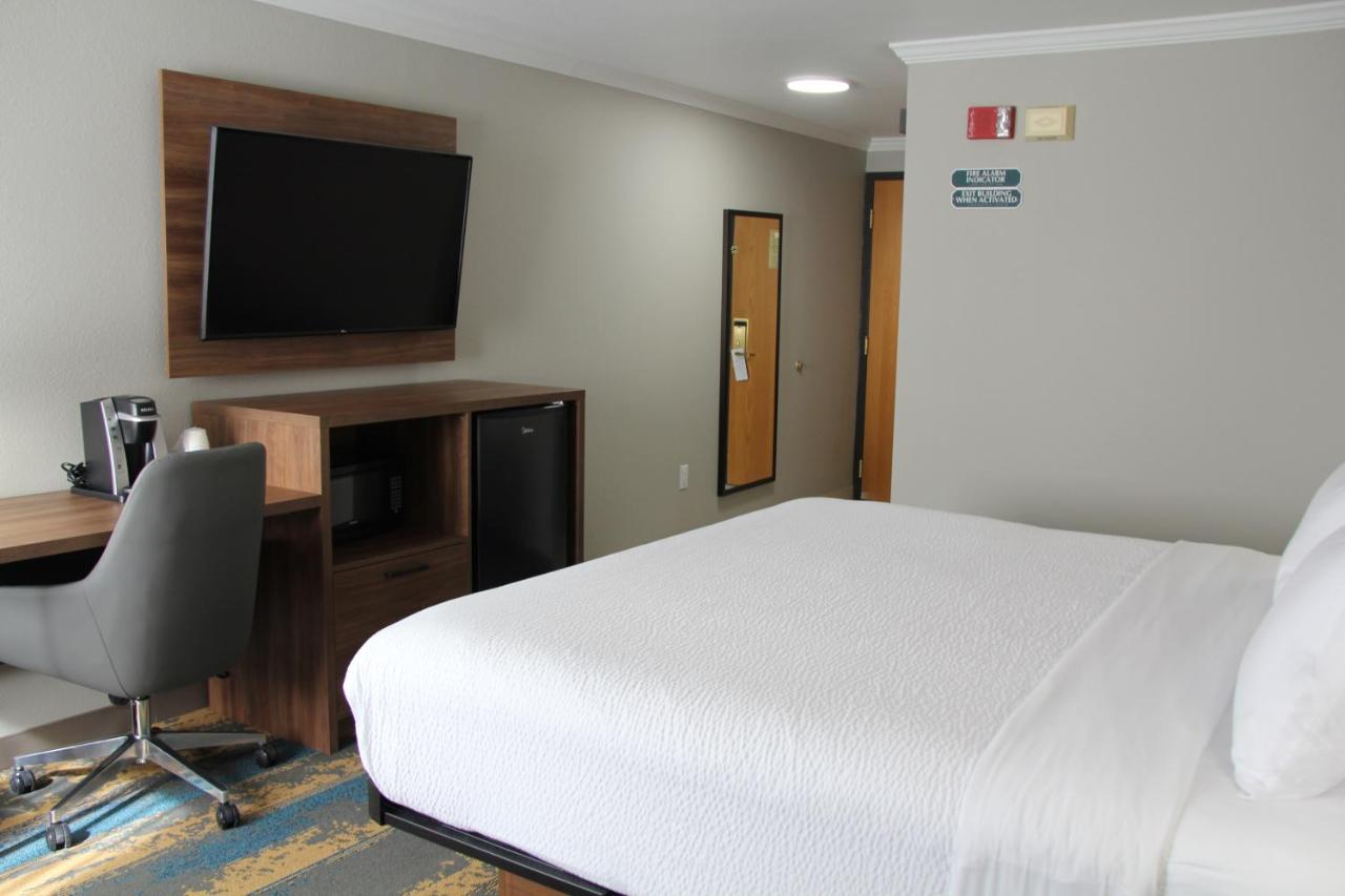 King Room with Roll-In Shower - Mobility Access/Non-Smoking at La Quinta Inn & Suites by Wyndham Yakima Downtown