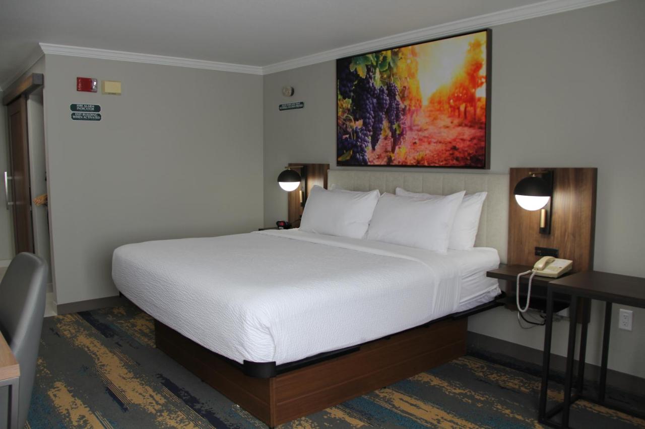 King Room with Roll-In Shower - Mobility Access/Non-Smoking at La Quinta Inn & Suites by Wyndham Yakima Downtown