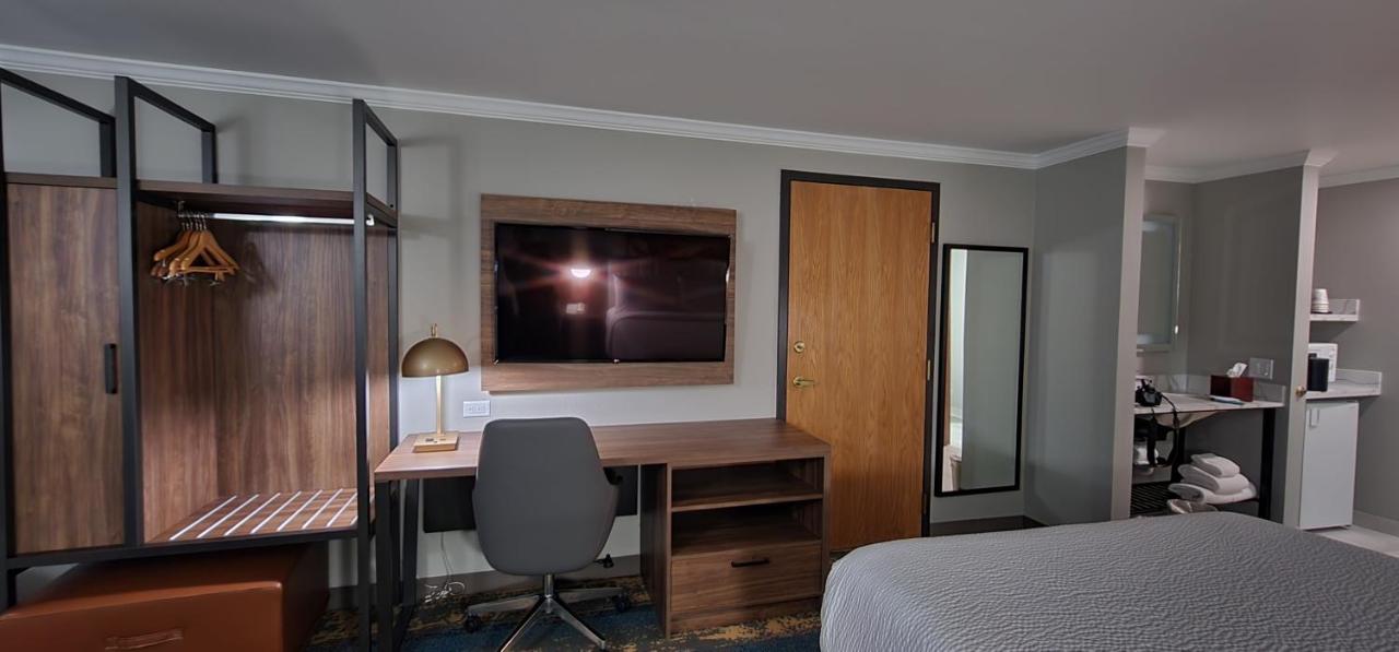 Deluxe Queen Room with Sofa Bed - Non-Smoking at La Quinta Inn & Suites by Wyndham Yakima Downtown