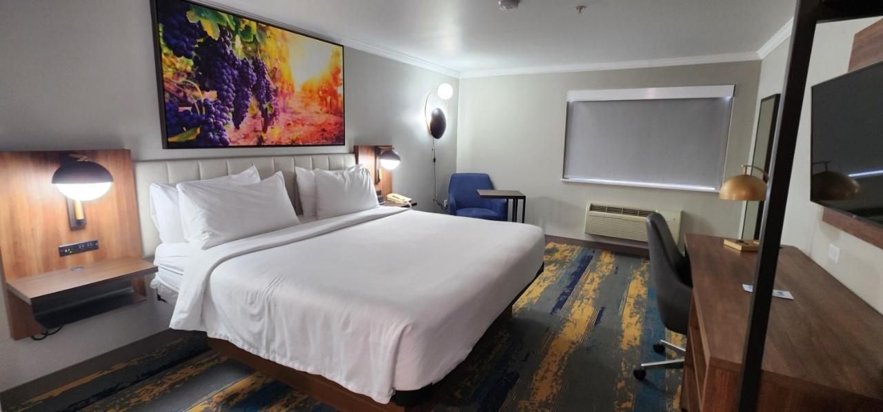 Deluxe King Room - Non-Smoking at La Quinta Inn & Suites by Wyndham Yakima Downtown