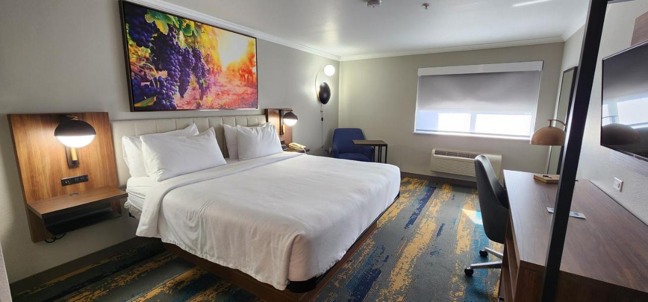 Deluxe King Room - Non-Smoking at La Quinta Inn & Suites by Wyndham Yakima Downtown