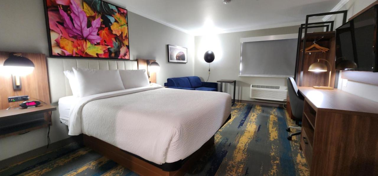 Deluxe Queen Room with Sofa Bed - Non-Smoking at La Quinta Inn & Suites by Wyndham Yakima Downtown