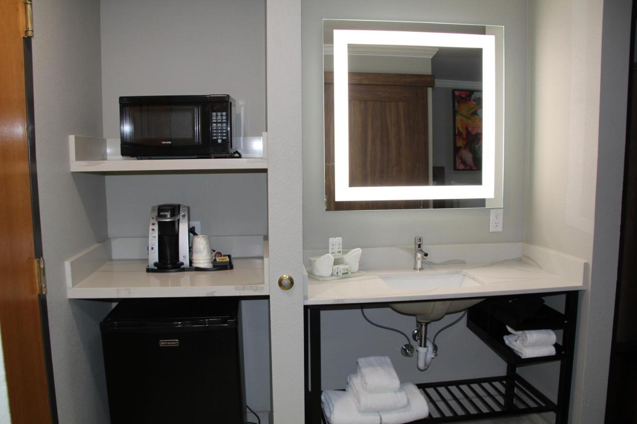 Deluxe Queen Room with Sofa Bed - Non-Smoking at La Quinta Inn & Suites by Wyndham Yakima Downtown