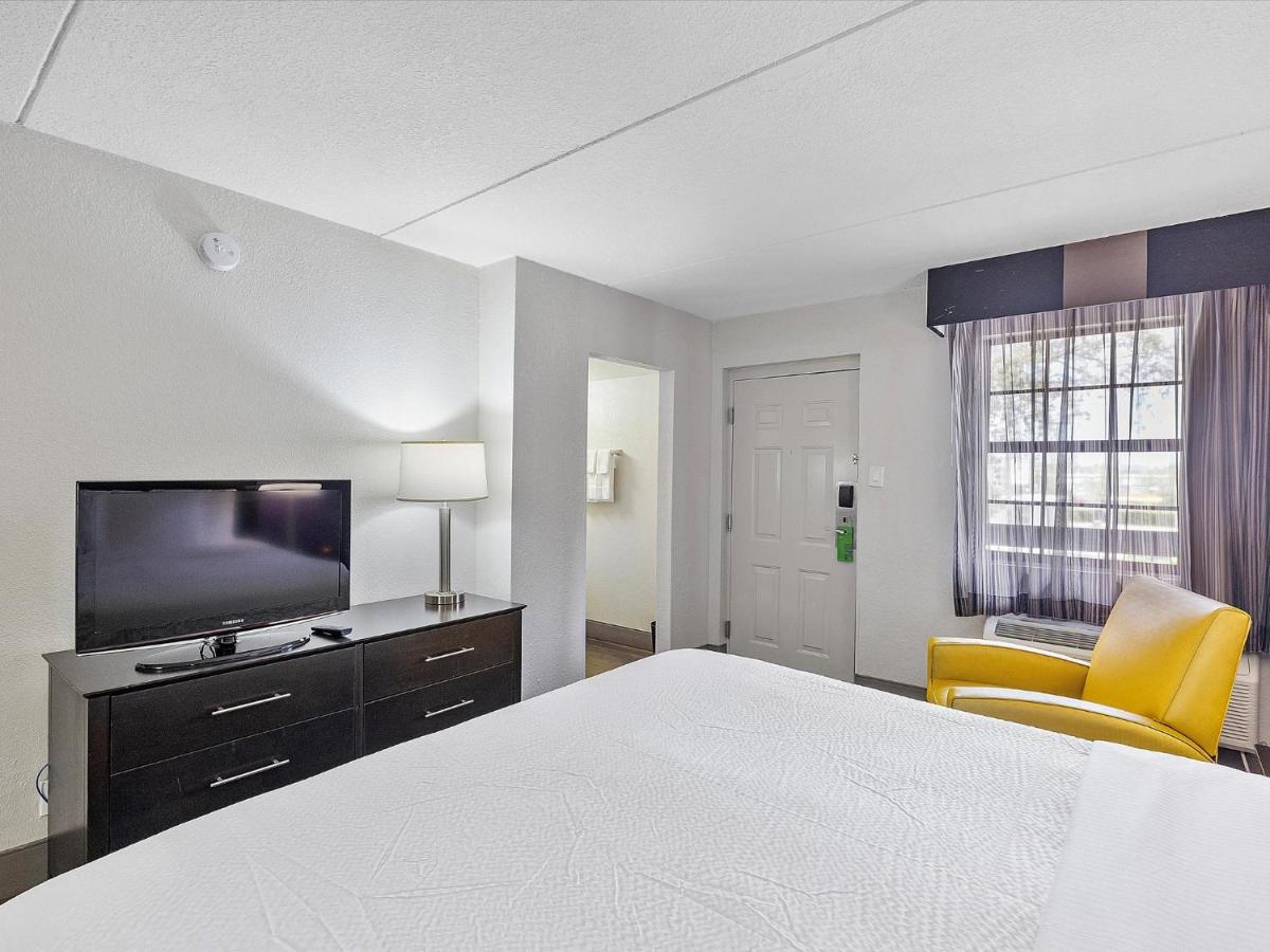 Standard King Room at La Quinta Inn by Wyndham Miami Airport North