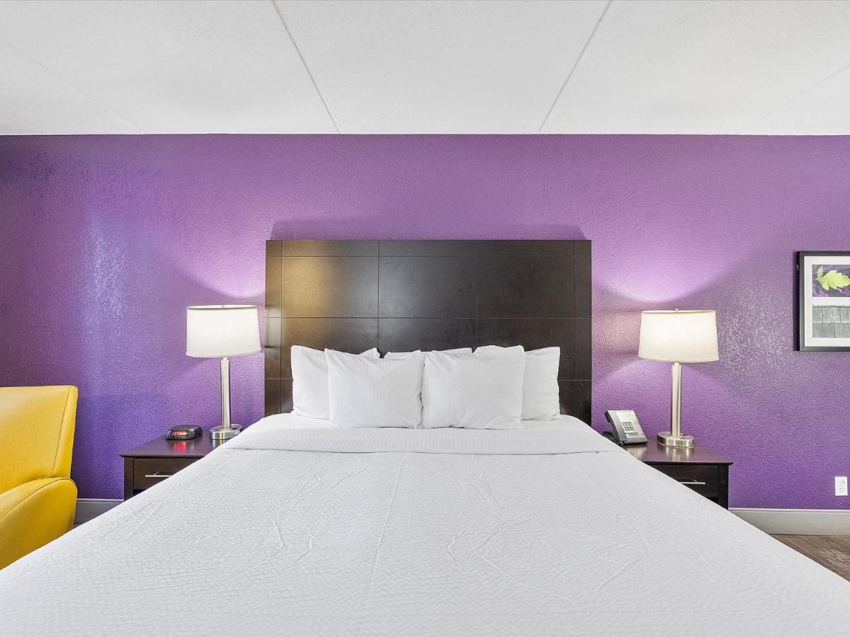 King Room with Mobility/Hearing Impaired Access - Non-Smoking at La Quinta Inn by Wyndham Miami Airport North