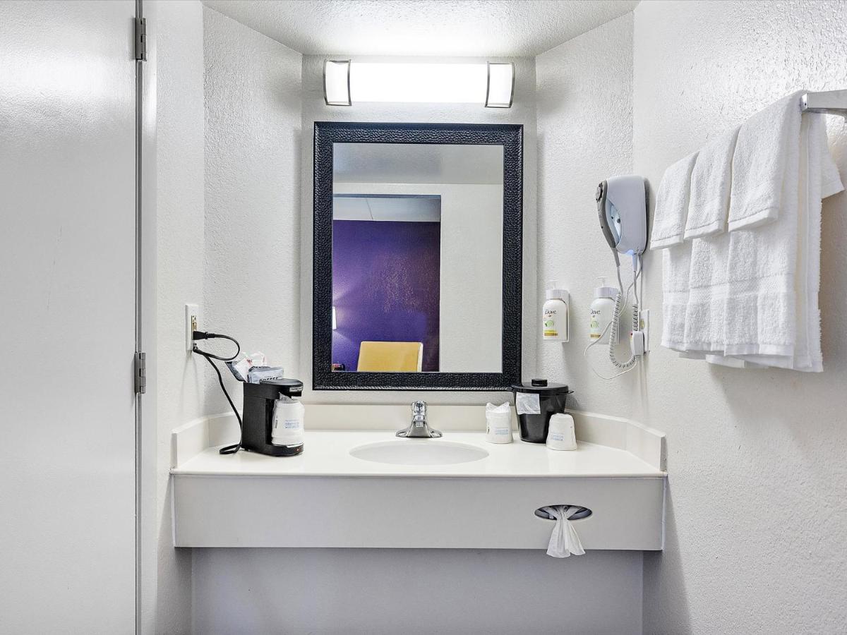 King Room with Mobility/Hearing Impaired Access - Non-Smoking at La Quinta Inn by Wyndham Miami Airport North