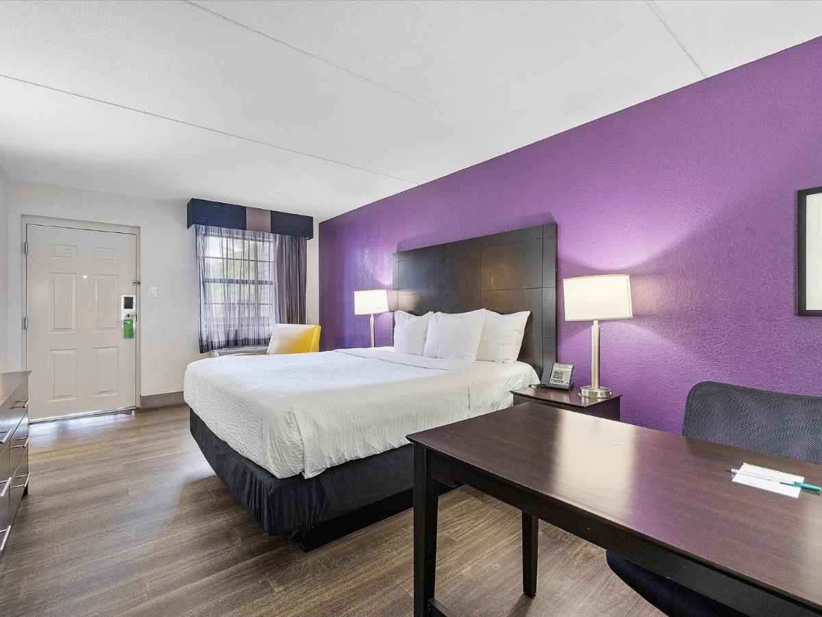 King Room with Mobility/Hearing Impaired Access - Non-Smoking at La Quinta Inn by Wyndham Miami Airport North