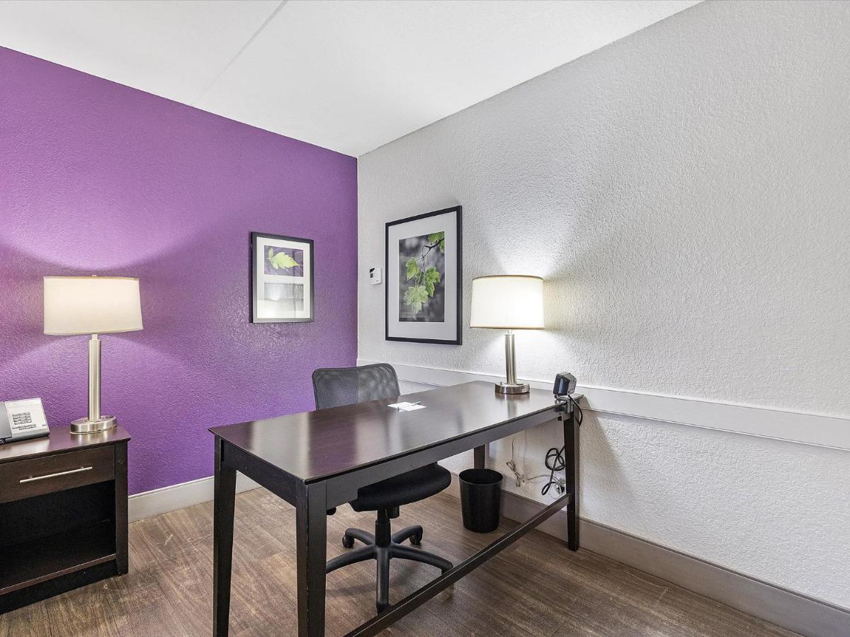 King Room with Mobility/Hearing Impaired Access - Non-Smoking at La Quinta Inn by Wyndham Miami Airport North
