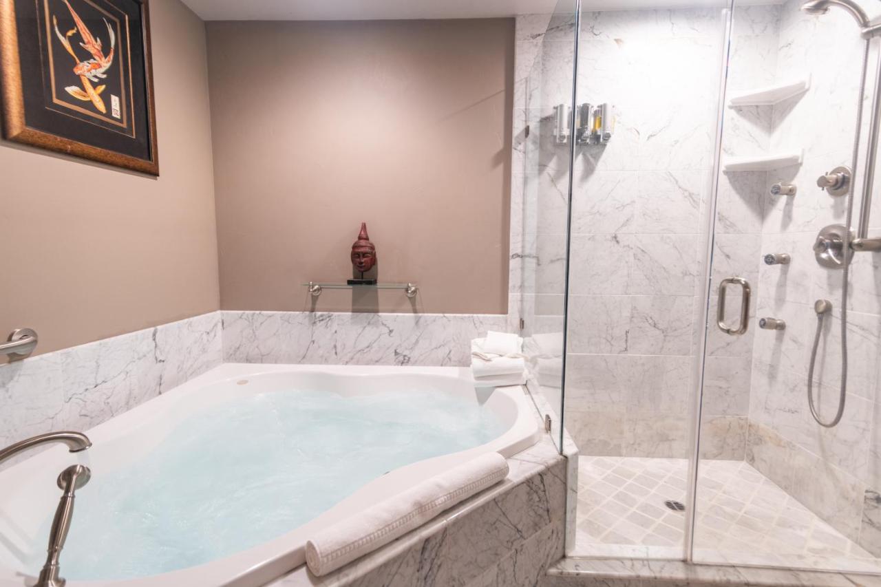 Harmony Couples Spa Suite with Kitchen at Inn at Parkside