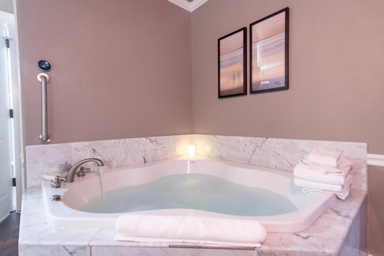 Refresh Couples Spa Room with Balcony at Inn at Parkside