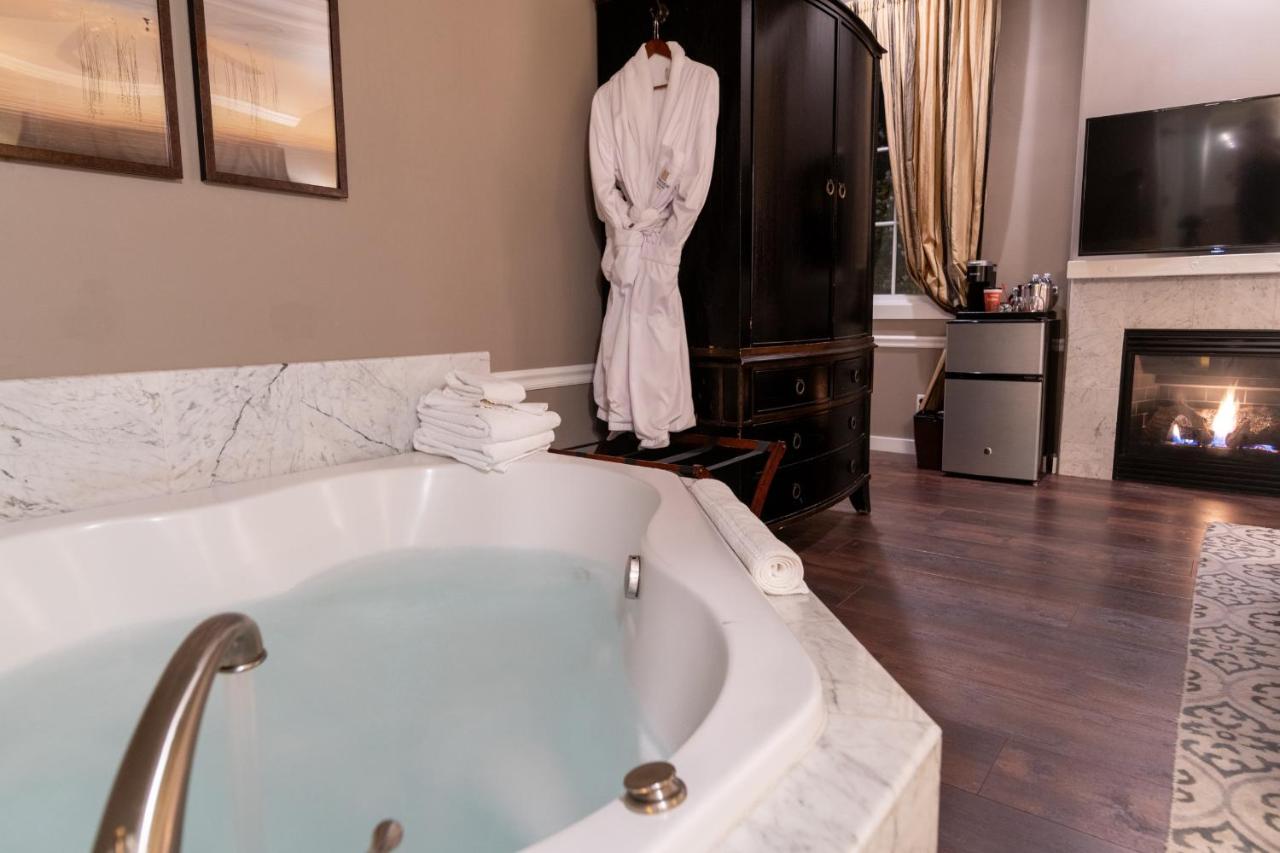 Refresh Couples Spa Room with Balcony at Inn at Parkside