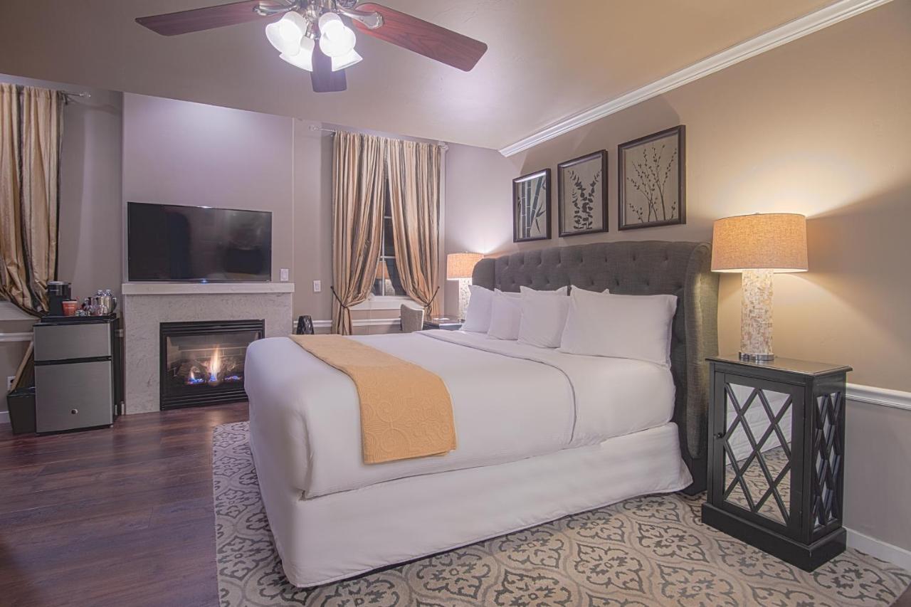 Refresh Couples Spa Room with Balcony at Inn at Parkside