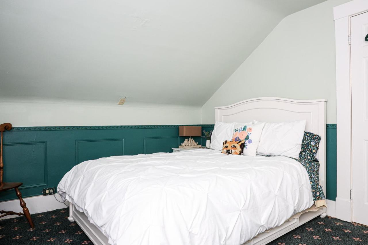 | Stone Chalet Bed & Breakfast Inn