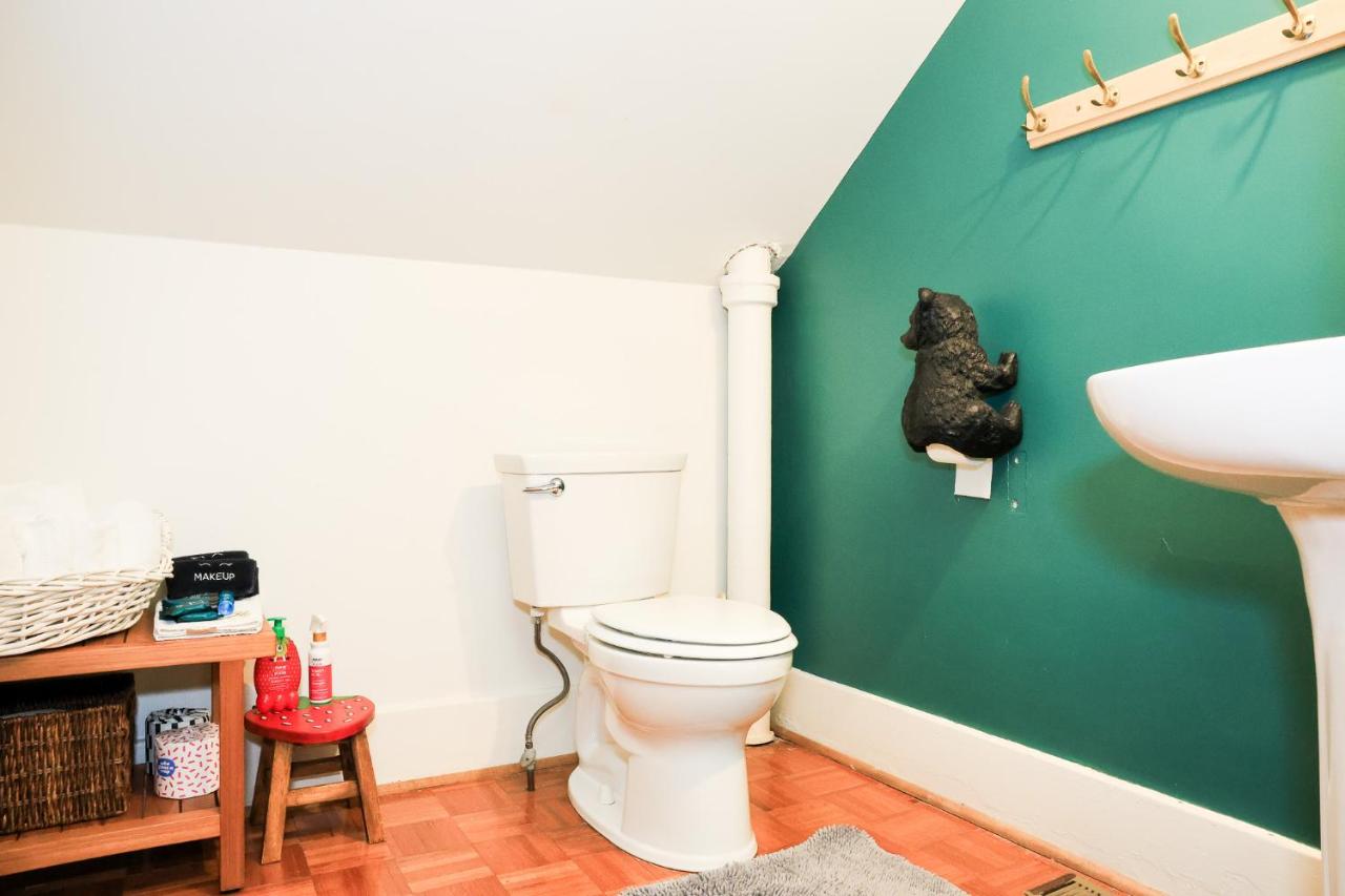 | Stone Chalet Bed & Breakfast Inn