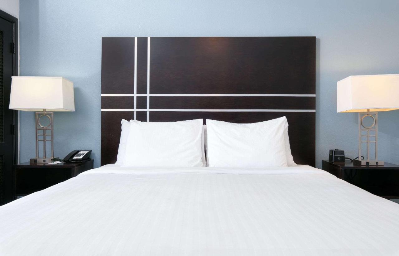 1 King Bed, Deluxe Mobility/Hearing Accessible Room, Roll-In-Shower, Non-Smoking at La Quinta Inn & Suites by Wyndham Lubbock Southwest