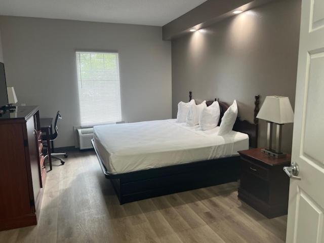 King Room - Disability Access - Non-Smoking at Baymont by Wyndham Lakeland