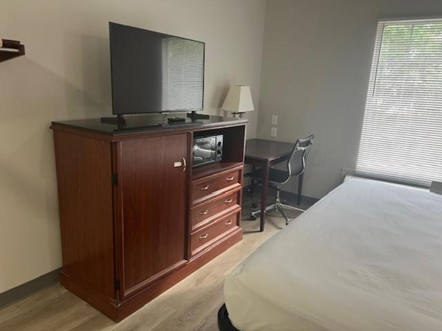 King Room - Disability Access - Non-Smoking at Baymont by Wyndham Lakeland