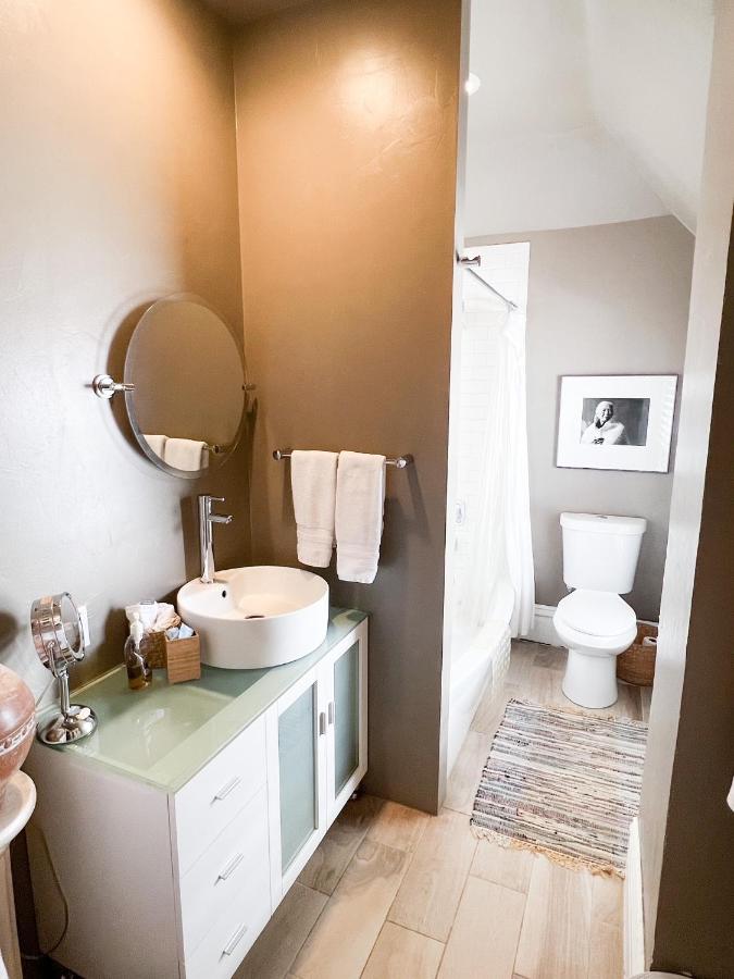 | Off Broadway B & B