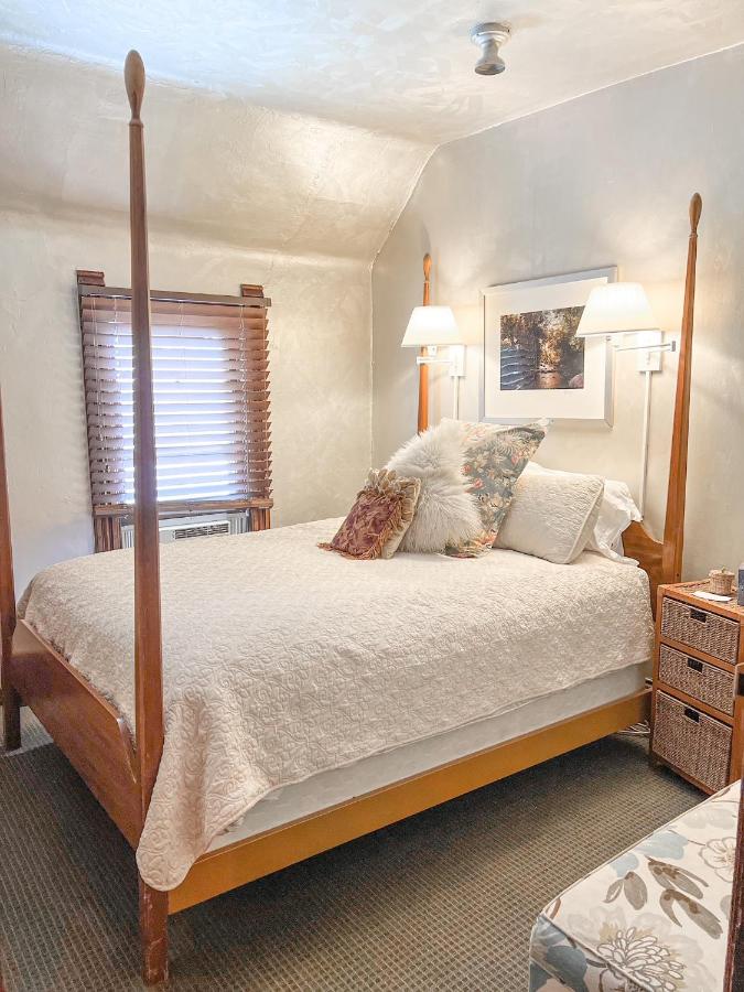 | Off Broadway B & B
