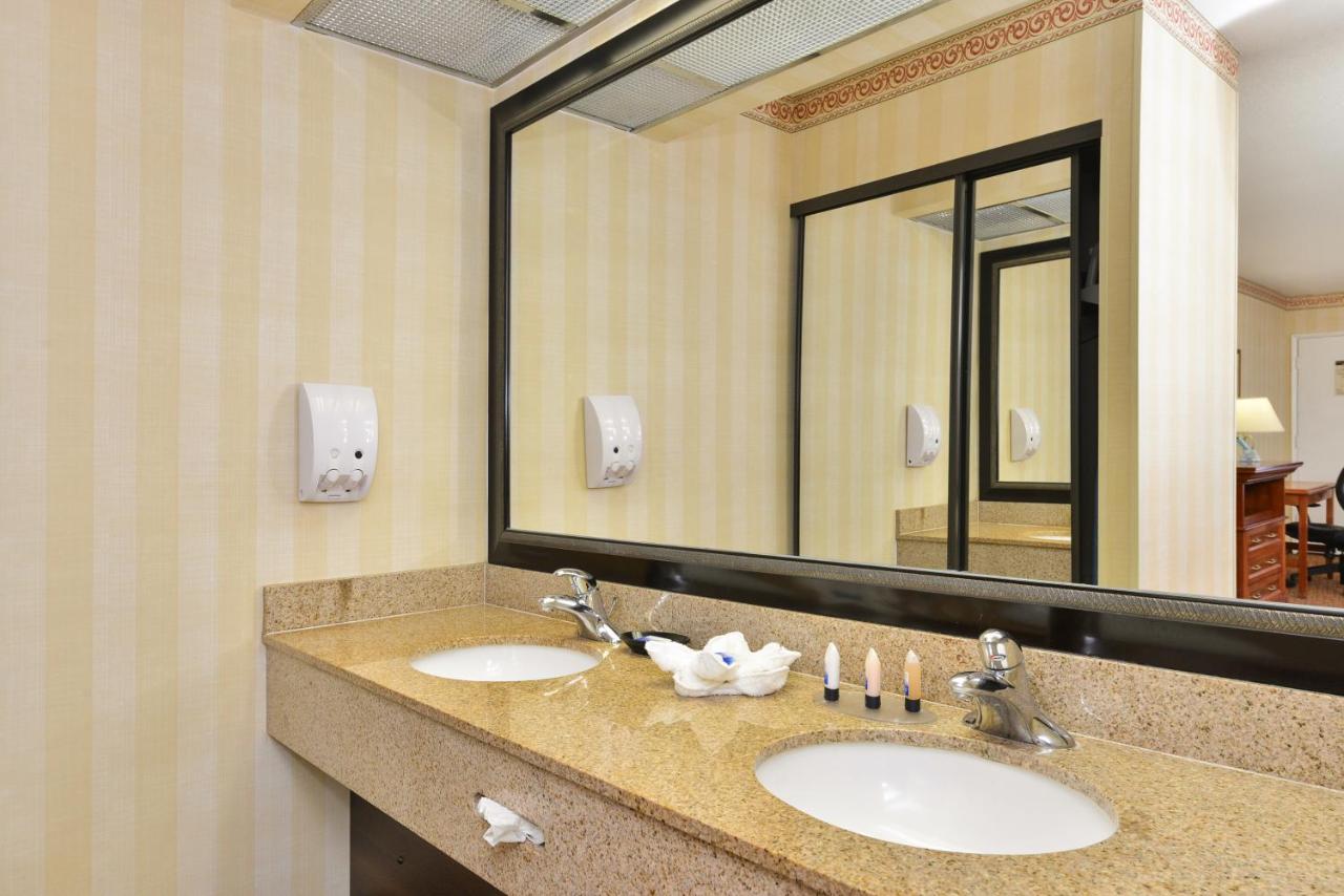 Two-Bedroom Queen Suite - Non-Smoking at Best Western Plus Raffles Inn & Suites