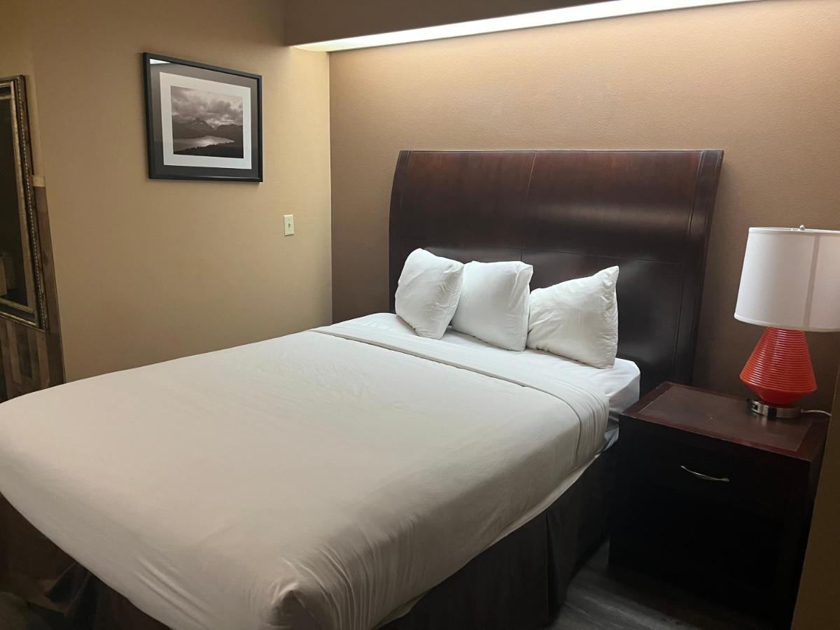 Queen Room at Americas Best Value Inn Kalispell