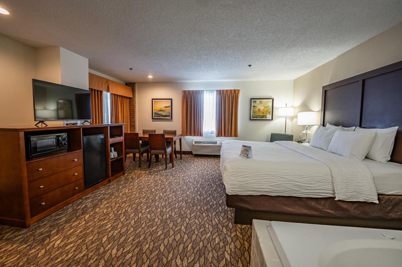 Honeymoon Suite at Christopher Inn and Suites