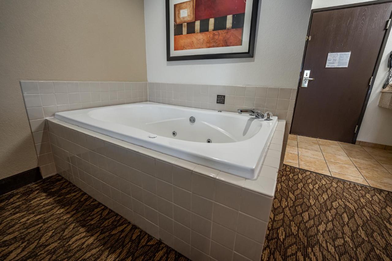 Honeymoon Suite at Christopher Inn and Suites
