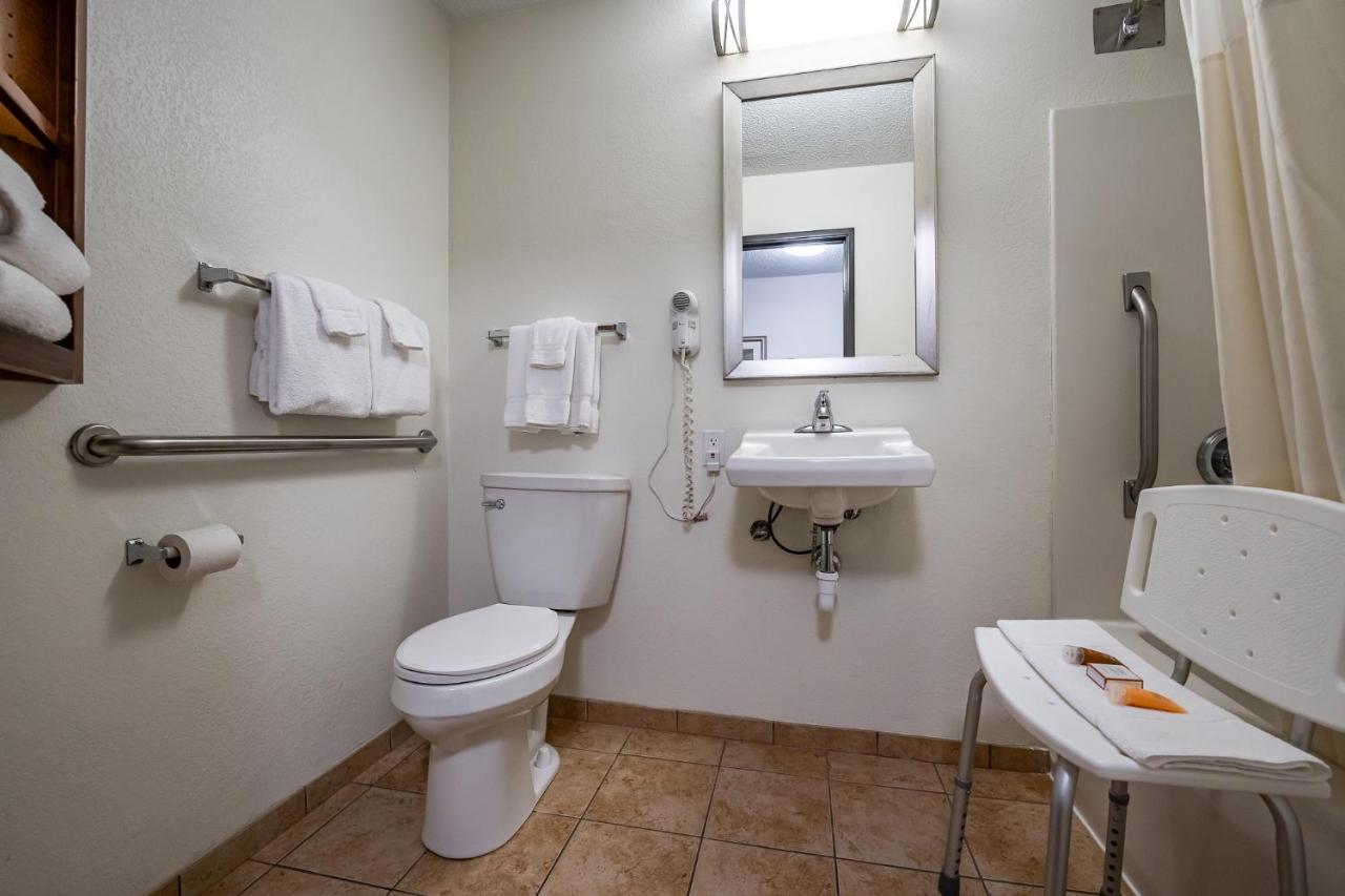 Queen Room - Disability Access at Christopher Inn and Suites