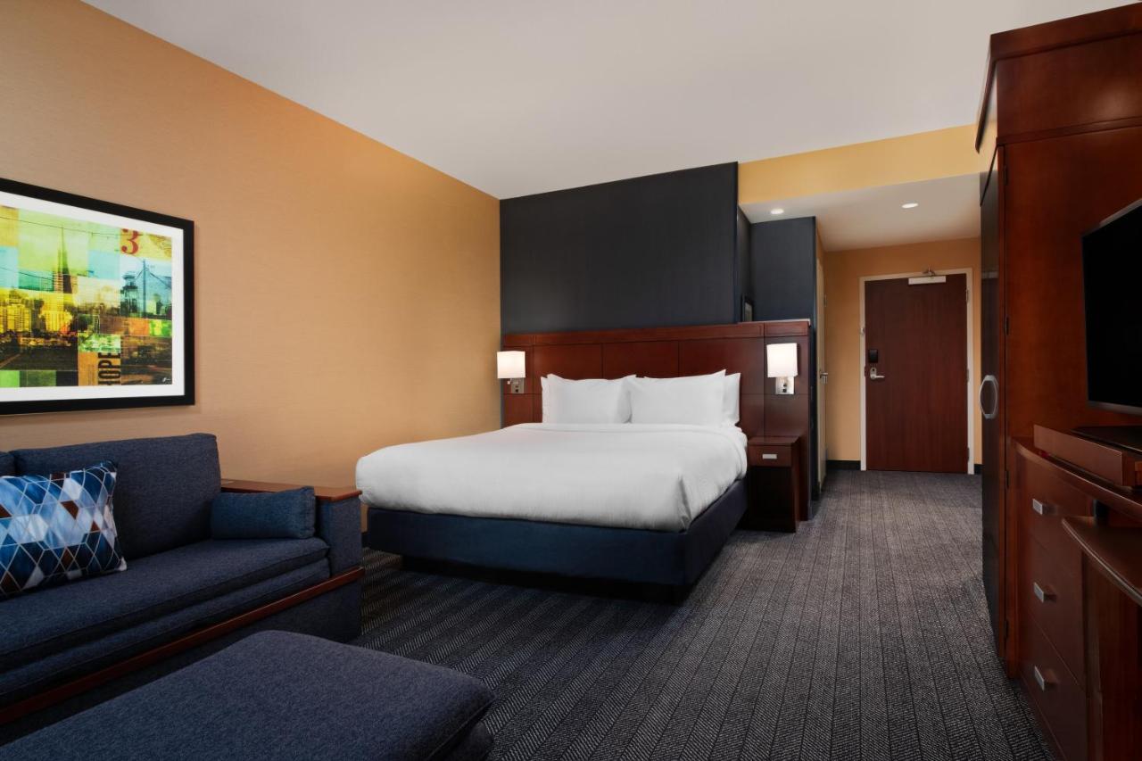 King Room with Sofa Bed at Courtyard by Marriott San Jose North/Silicon Valley