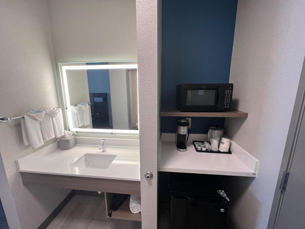 | Holiday Inn Express - Wichita North - Park City, an IHG Hotel
