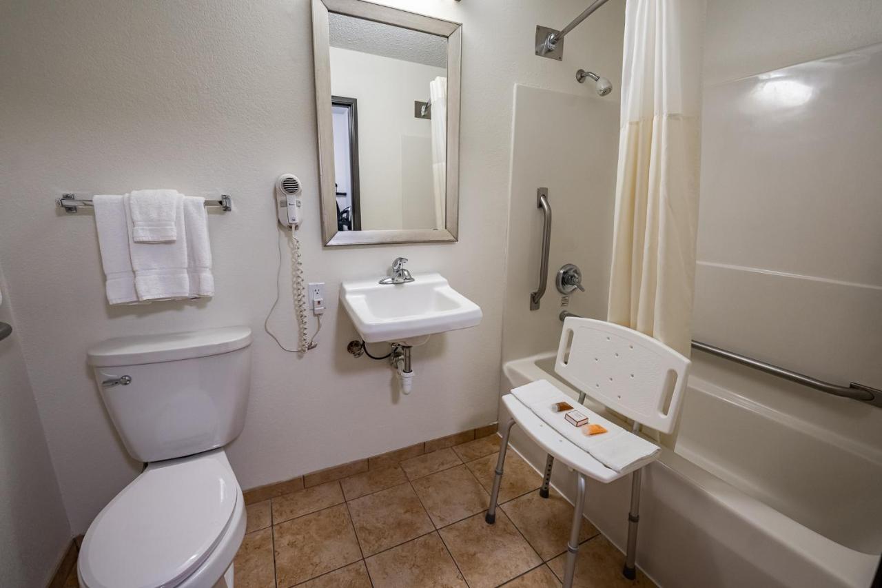 Queen Room - Disability Access at Christopher Inn and Suites