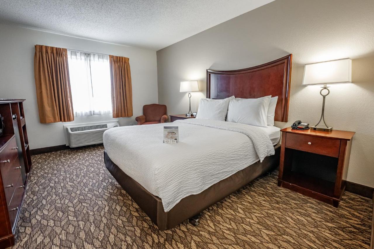 Queen Room - Disability Access at Christopher Inn and Suites