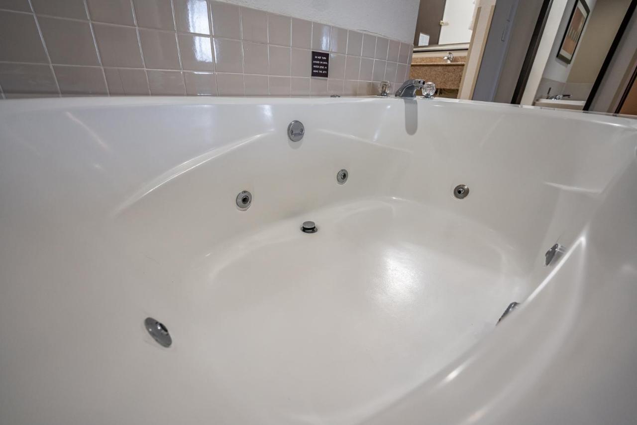 Honeymoon Suite at Christopher Inn and Suites