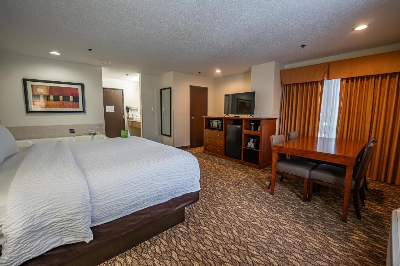 Honeymoon Suite at Christopher Inn and Suites