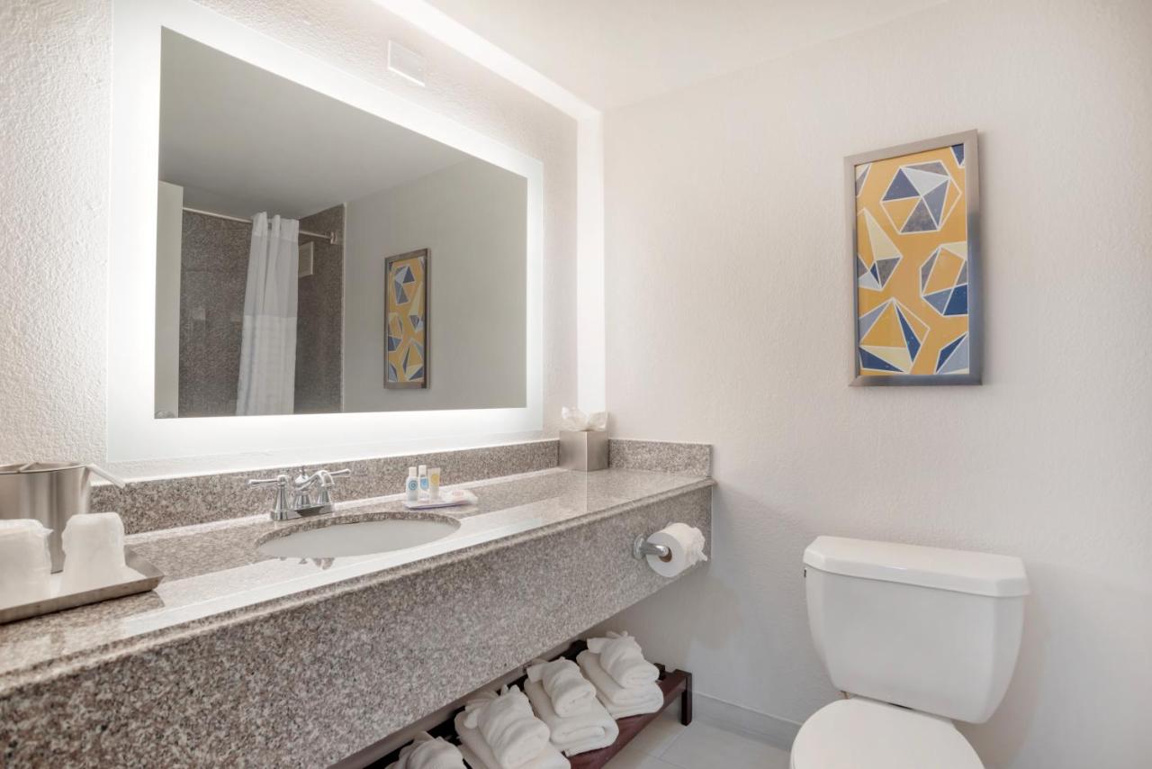 Deluxe King Suite at Comfort Inn & Suites New Orleans Airport North