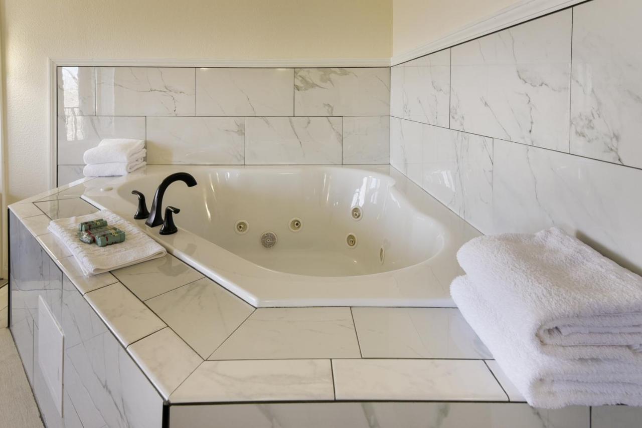 Honeymoon Suite - Non-Smoking at Best Western Branson Inn And Conference Center
