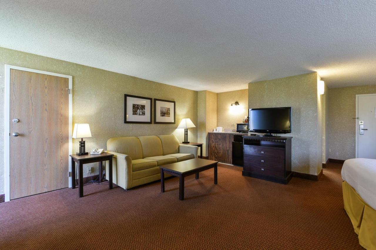 Queen Room with Two Queen Beds - Non-Smoking at Best Western Branson Inn And Conference Center