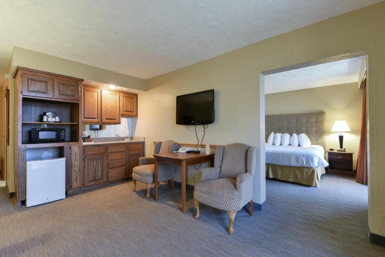 King Suite with Sofa Bed - Non-Smoking at Best Western Branson Inn And Conference Center
