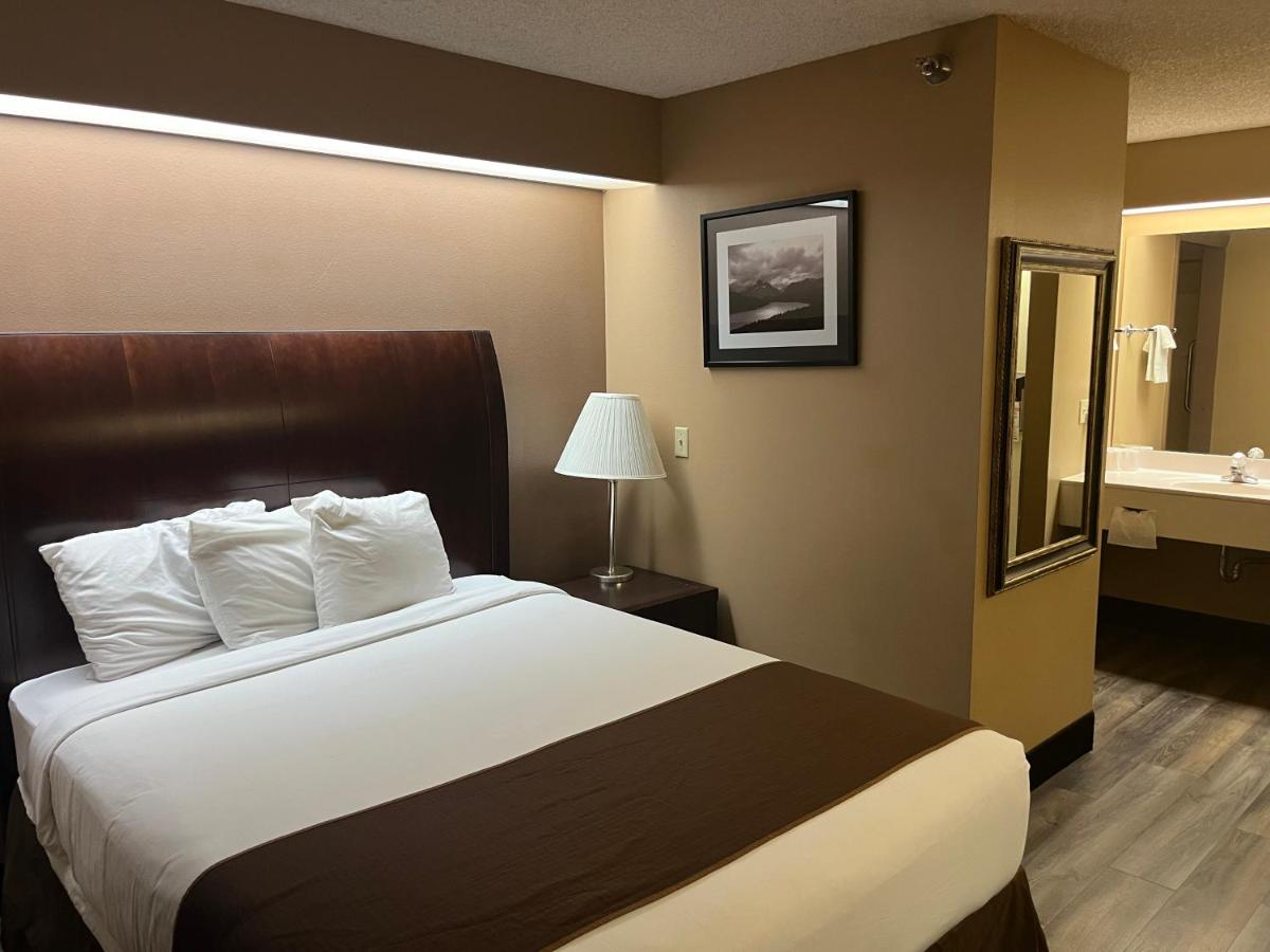 Queen Room at Americas Best Value Inn Kalispell