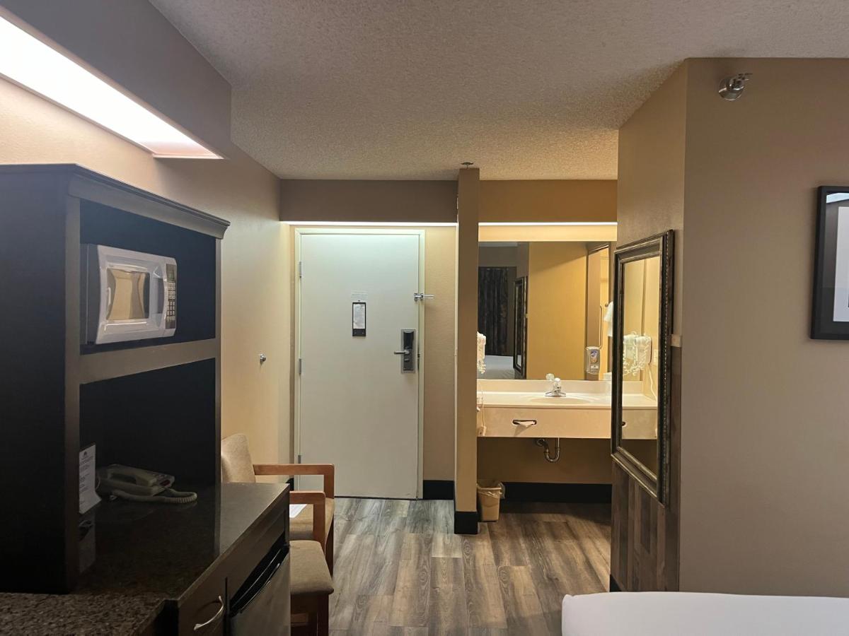 Queen Room at Americas Best Value Inn Kalispell