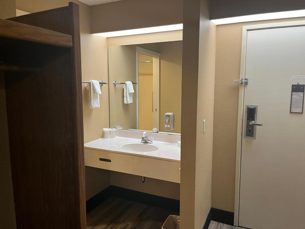 Queen Room at Americas Best Value Inn Kalispell