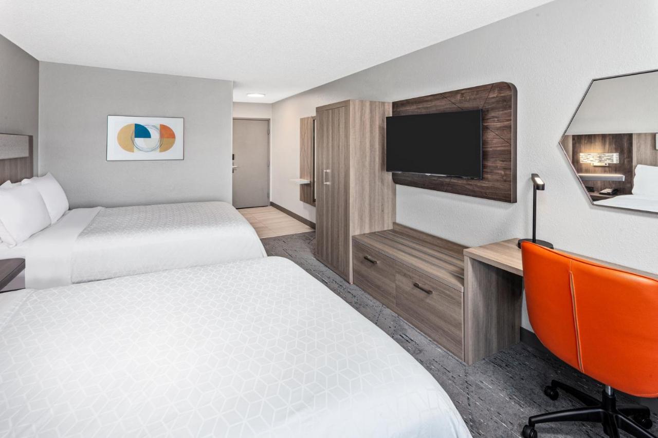  | Holiday Inn Express Hotel & Suites Chicago-Algonquin