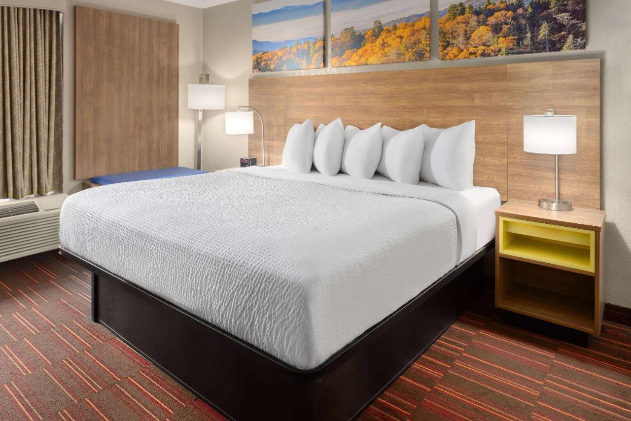 King Room - Non-Smoking at Days Inn by Wyndham Forsyth