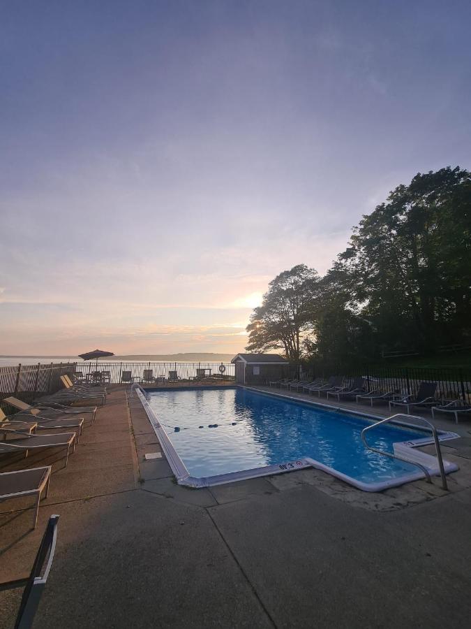 | Smuggler's Cove Inn
