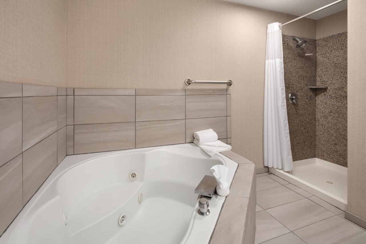 One-Bedroom Executive King Suite at Holiday Inn Express & Suites Cherry by IHG