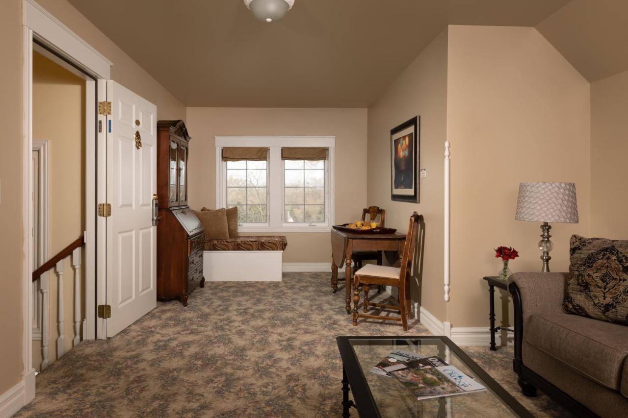 | The Oakwood Inn