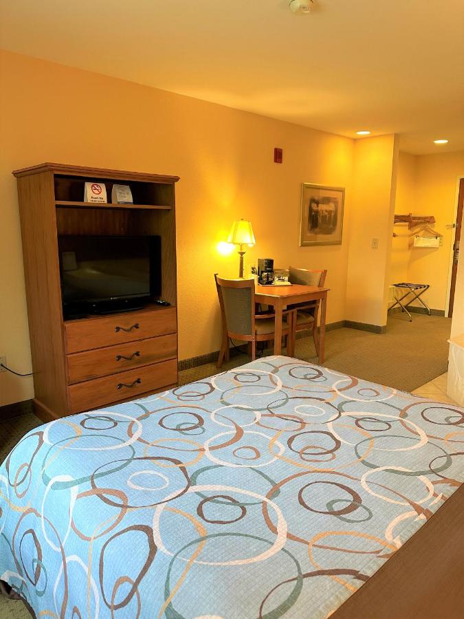 Queen Room with Jacuzzi - Non-Smoking at Super 8 by Wyndham Topeka at Forbes Landing