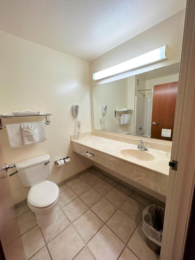 Queen Room with Jacuzzi - Non-Smoking at Super 8 by Wyndham Topeka at Forbes Landing