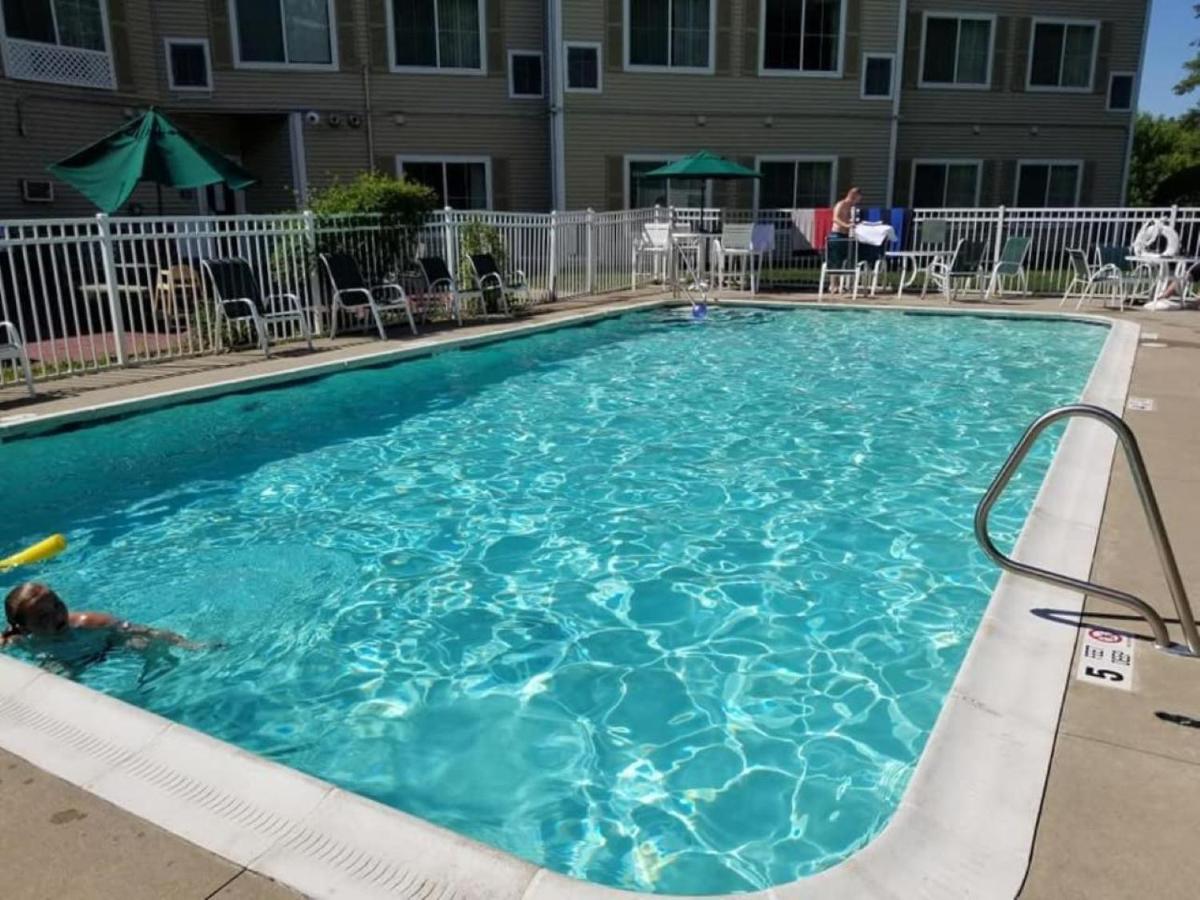 | Country Inn & Suites by Radisson Lake George